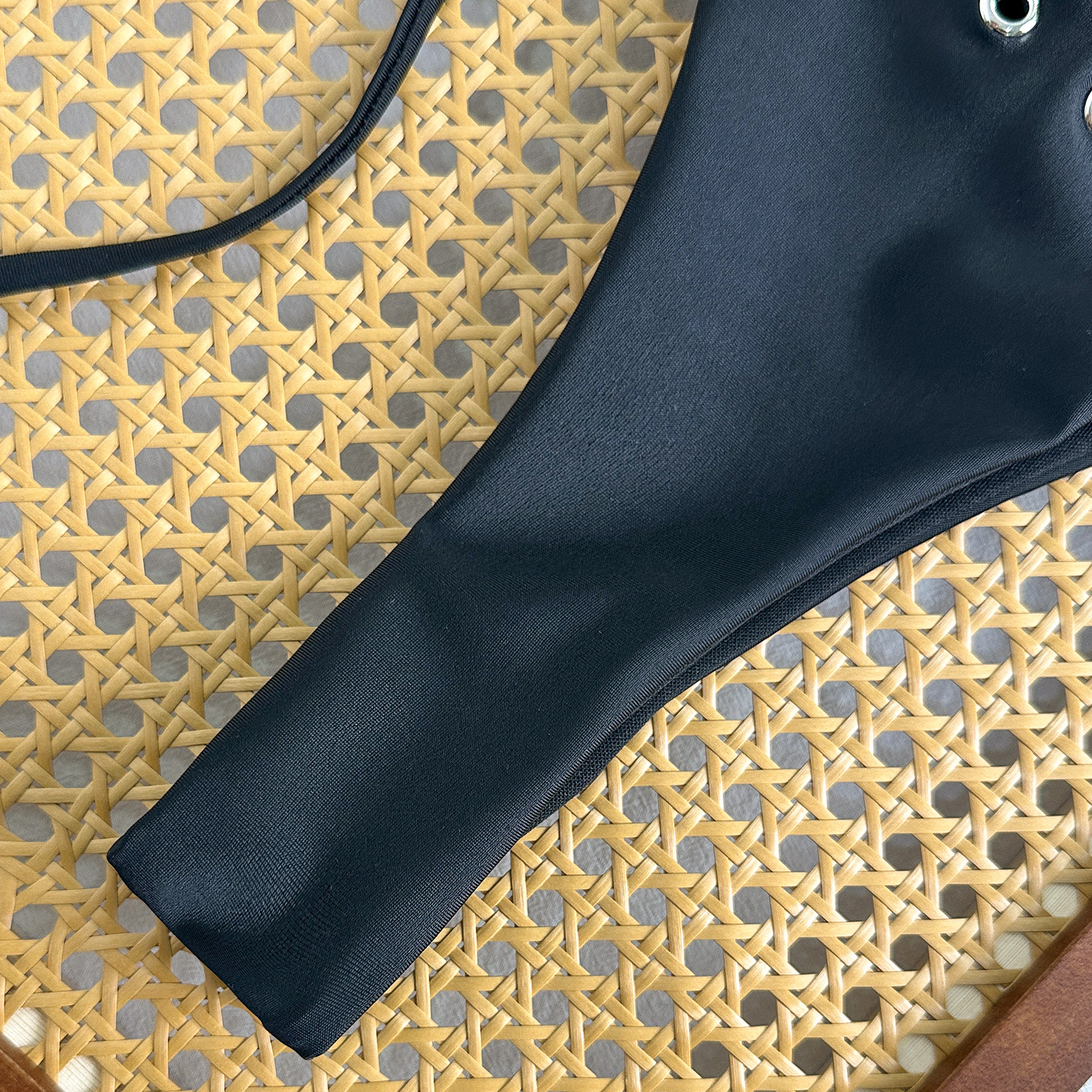 Sexy schwarzes Bikini-Set – figurbetontes Triangel-Oberteil & hochgeschnittenes Höschen (S/M/L, 82 % Polyester, herausnehmbare Polsterung)_voghion.com