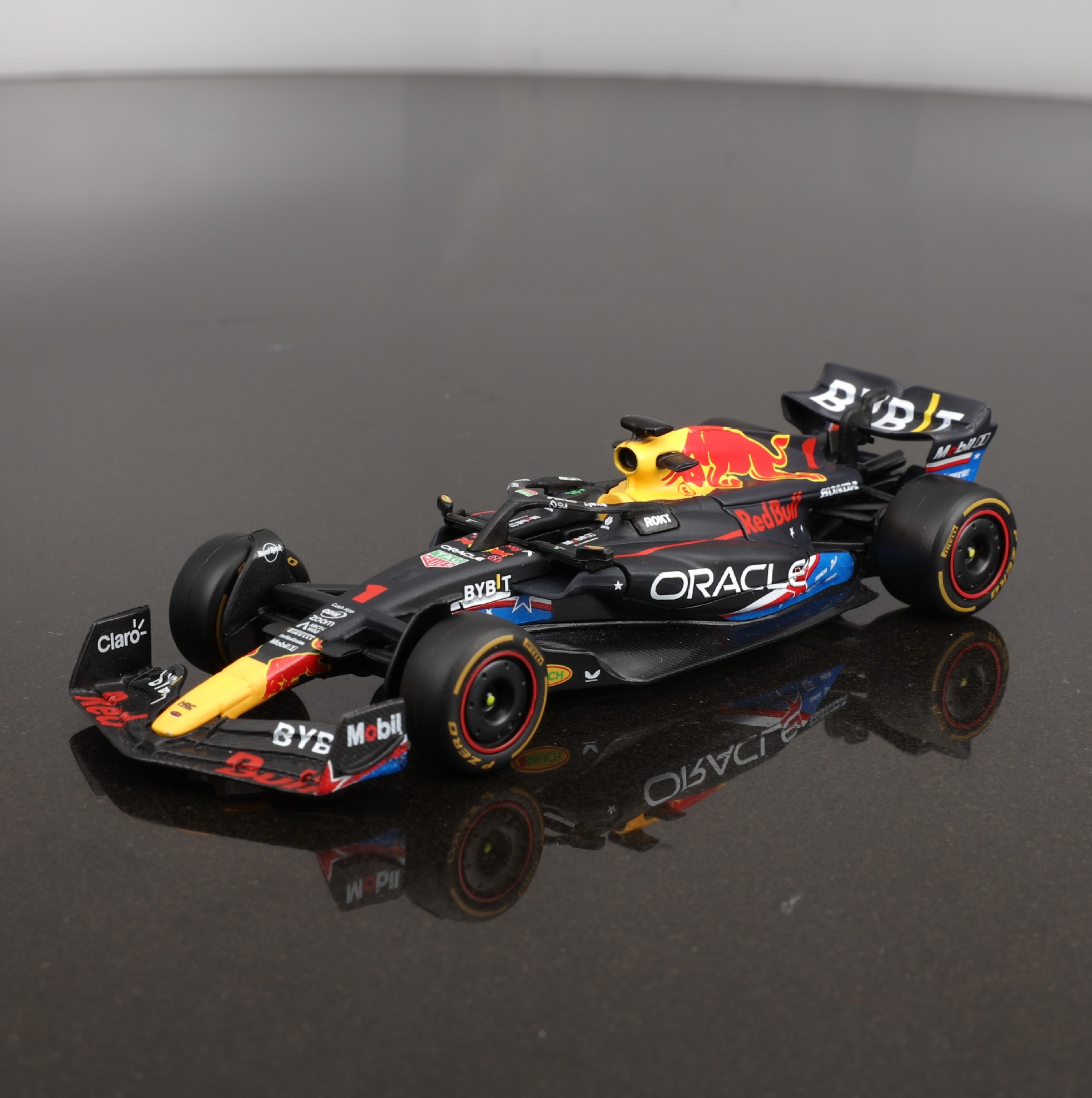 1:43红牛RB19  1号奥斯丁