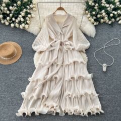 2025新型の優雅なスカートの春の服の復古的な襟の灯籠の袖は腰のハスの葉の縁のしわのワンピースの女性を収めます。