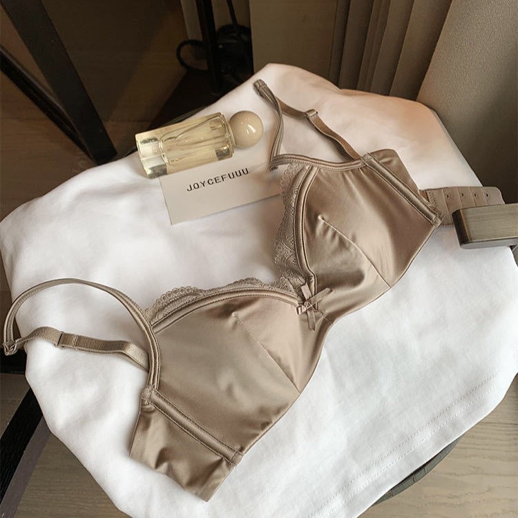 Los pechos pequeños de encaje francés muestran ropa interior de niña grande y pura