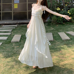 リゾート風の花のデザイン感のあるストラップのワンピース女性2025夏の新作は腰を収めて痩せています。