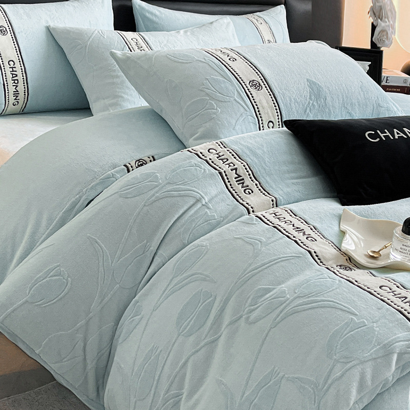 Invierno engrosado tallado cama de lana de leche de cuatro piezas tipo A cálido edredón antiestático cubierta de lana de coral de franela