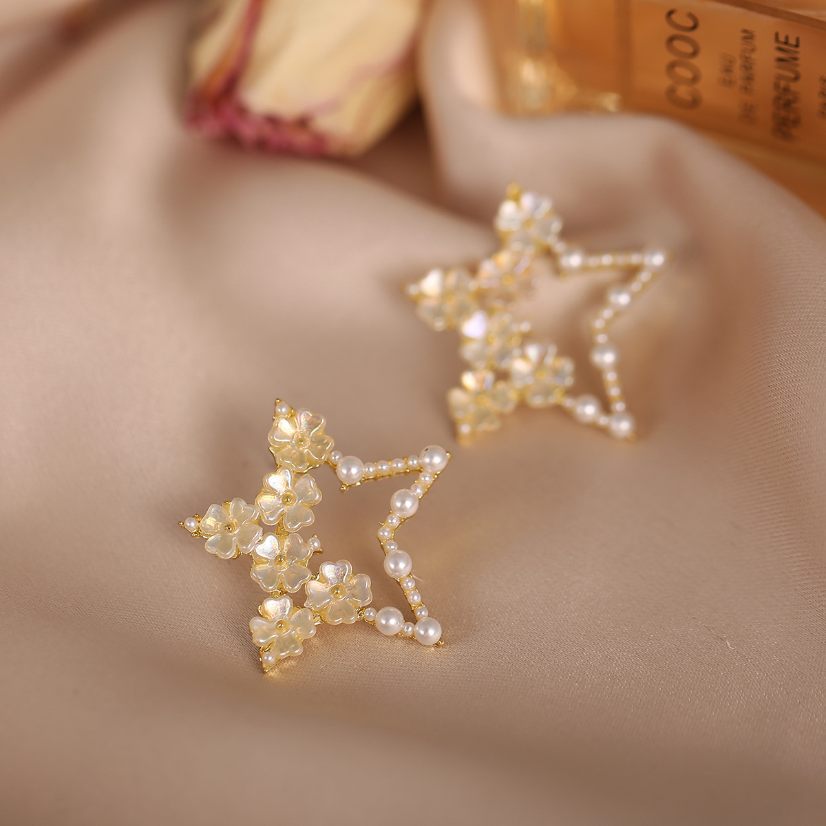 Simple Retro Pearl Flower Earrings display picture 3