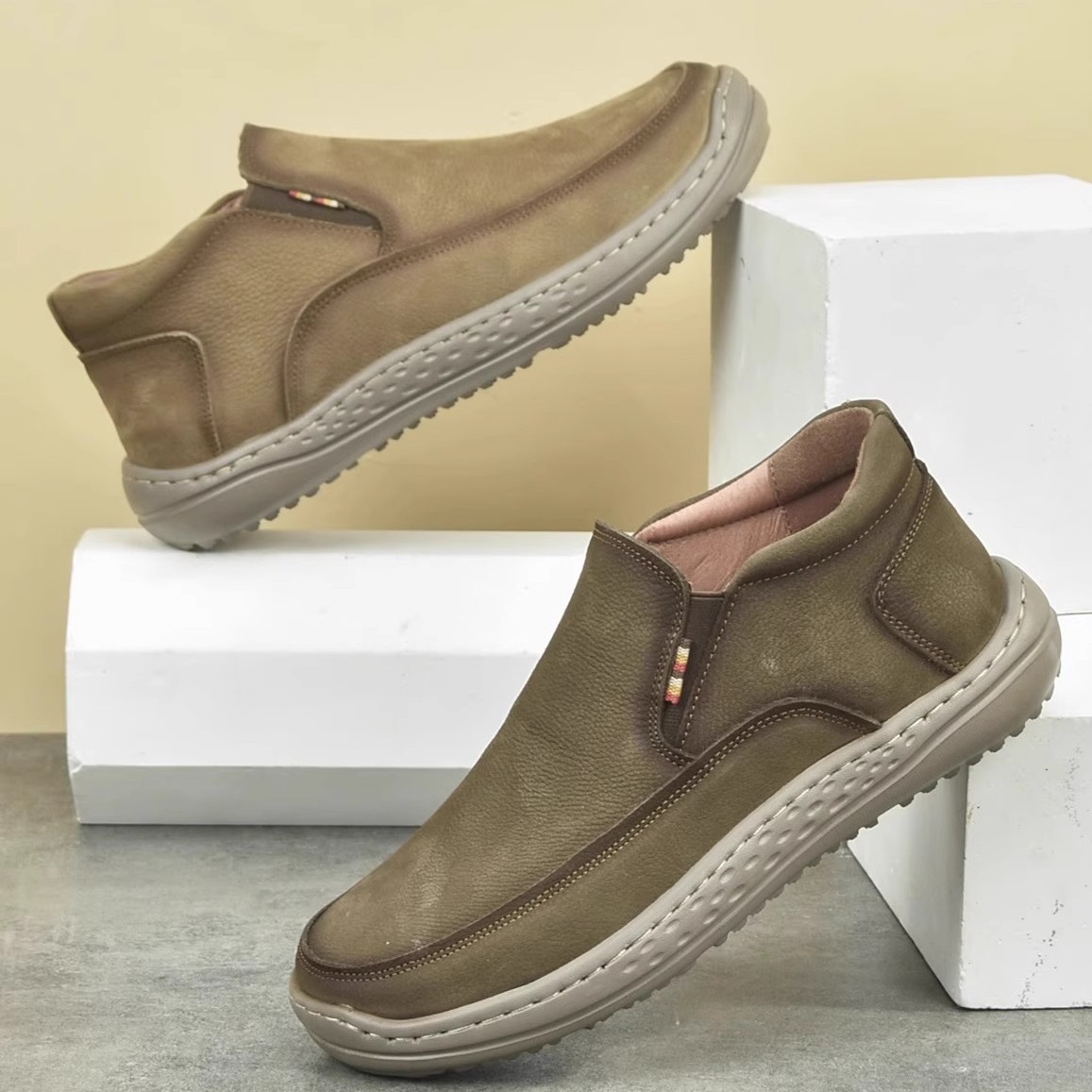 가을과 겨울 중급 남성 신발 슬립 온 통기성 캐주얼 가죽 신발 솔리드 플랫폼 로퍼 빈티지 게으른 신발