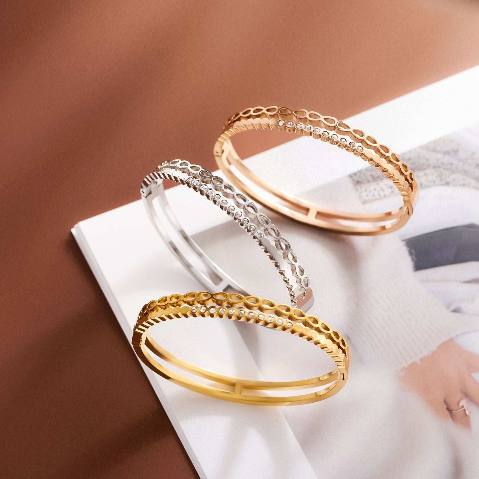 Pulsera de onda circular hueca de diamantes de doble capa de acero de titanio transfronterizo, pulsera de hebilla de diamantes de fila femenina, no se desvanece fabricante al por mayor