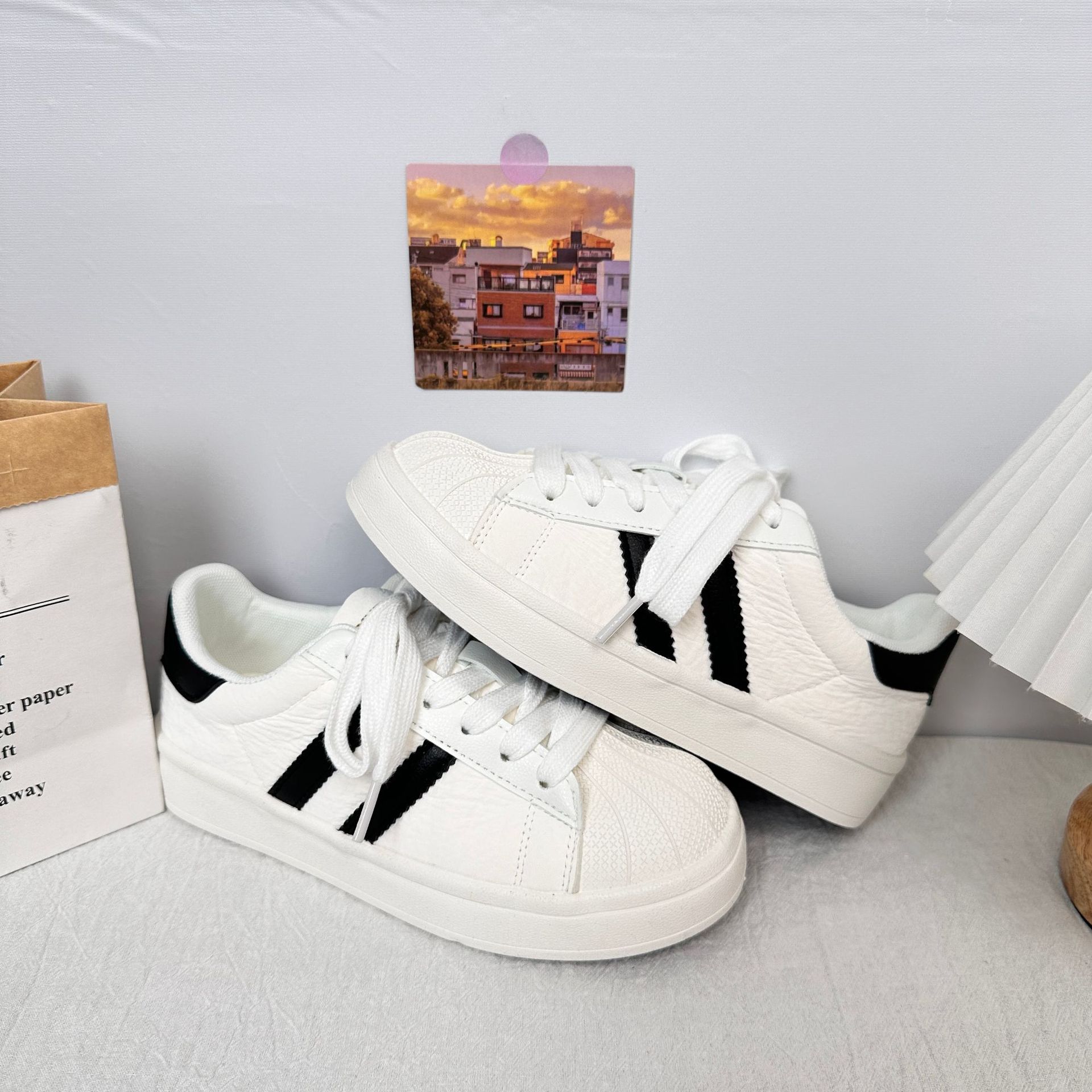 Yuanbo Shell Head Little White Shoes Mujer 2025 Primavera/Verano Nuevo Todo-fósforo Casual Ligero Zapatos de tabla para estudiantes coreanos Mujeres