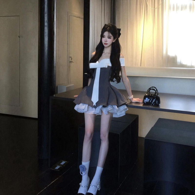 Korean-Style Gentle and Stylish One-Shoulder Strapless Dress with a Puffy Design, Gray Bow, and Color-Blocking
