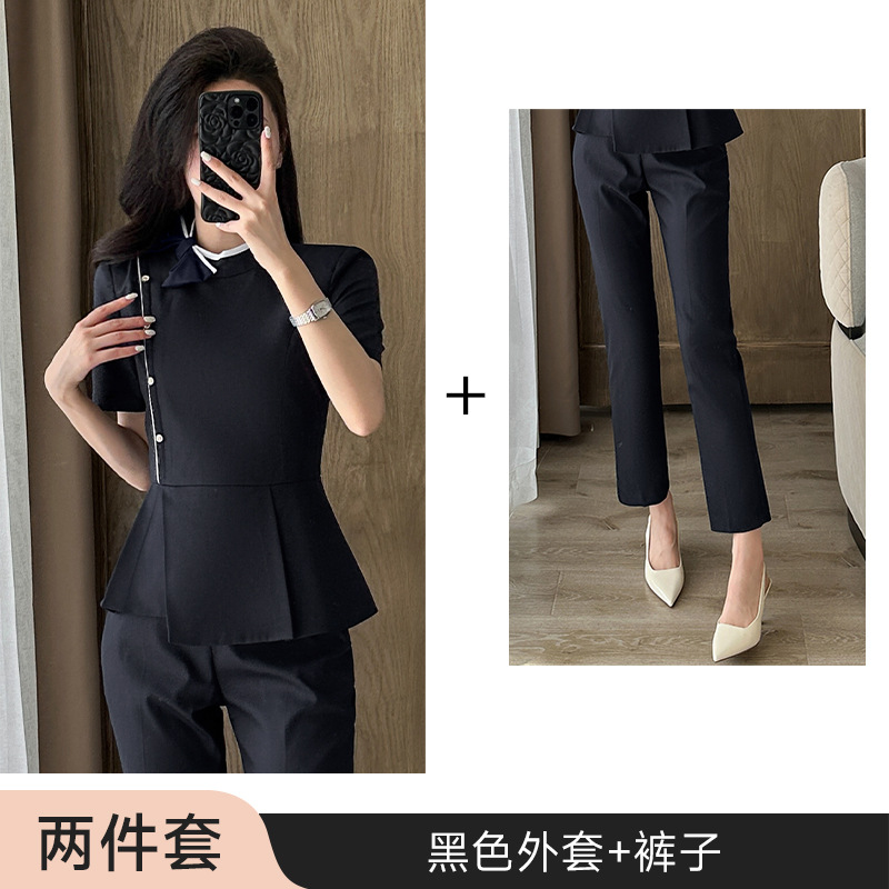 검은색 재킷 + 바지