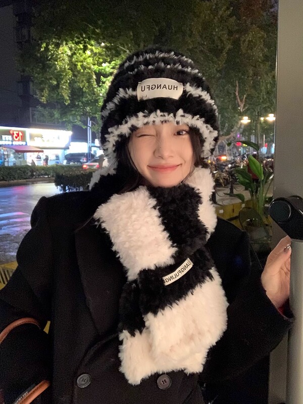 韓国版の白黒のストライプのニットの毛の帽子の子供の冬の百合は顔の小さい保温の耳の帽子の毛糸の帽子を現します。|undefined