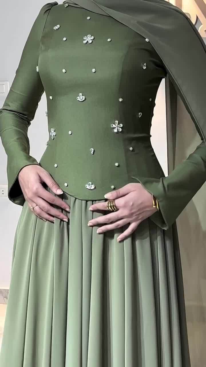 « Robe élégante à manches longues et coupe ajustée ornée de strass pour femme - Robe de soirée moulante extensible avec détails scintillants (Vert, S-XXL) »_voghion.com