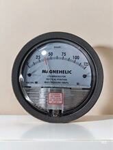 圆形微差压表负压表洁净室车间正负压风压表不锈钢安装盒微压表