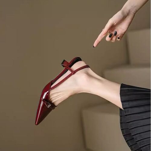 Autumn and winter new arrival: closed-toe, low-heeled shoes with shallow openings and French-style pointed toes—outdoor wear, high-heeled, Chanel-style single-layer shoes for women.