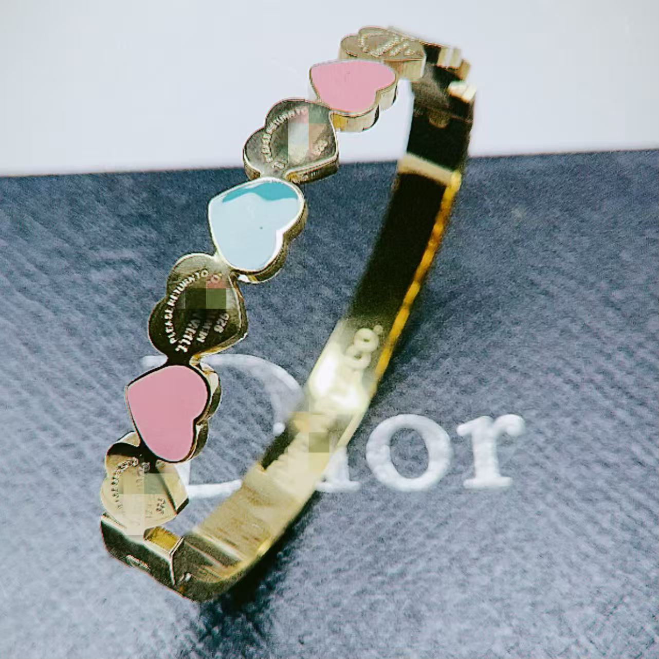 2025 新しいヨーロッパとアメリカのビッグブランドチタン鋼ブレスレット非退色ステンレス鋼ブレスレットバックルオープニングハンドジュエリー卸売