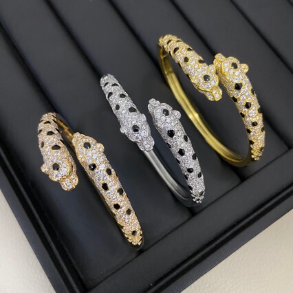 Exquisitely Crafted V-Gold Half-Diamond Bold and Unique Spotted Double-Headed Leopard Bracelet with a Classic Feel and Luxurious Green Eyes Exquisitely Crafted V-Gold Half-Diamond Bold and Unique Spotted Double-Headed Leopard Bracelet with a Classic Feel and Luxurious Green Eyes