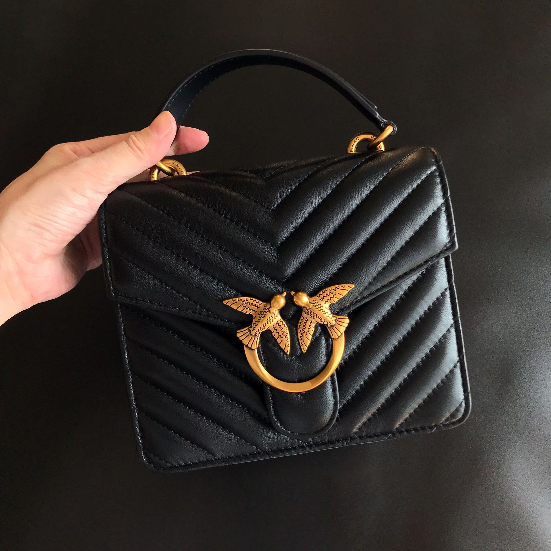 New PINKO same V -patterned sheepskin hand -handed swallow bag