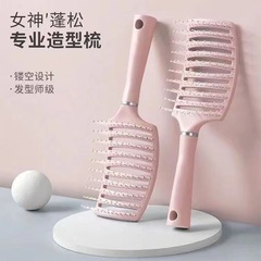 骨付き櫛の女性の髪の根がふわふわしていて、櫛の髪の形が高いです。