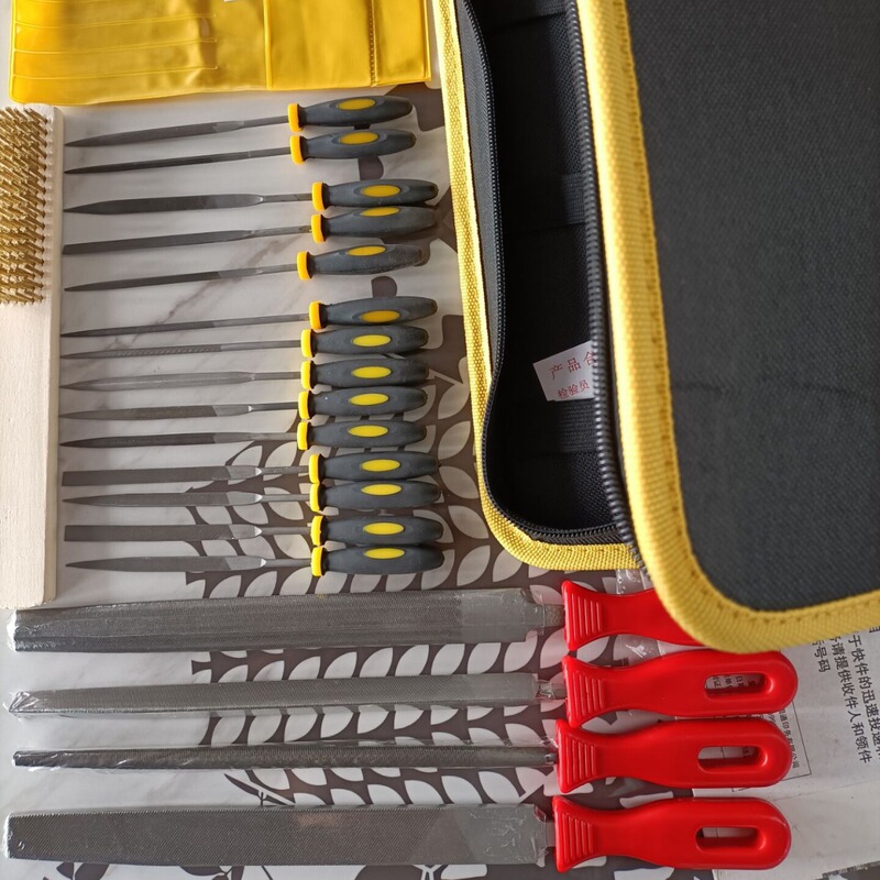 メーカーは18点セットの工具セットを提供しています。|undefined