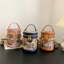 新款厂家批发小众设计包包女时尚洋气斜挎包洋气小熊女包包圆筒包