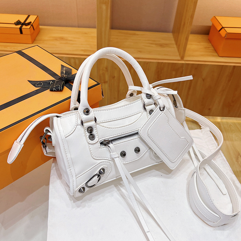 Sacs design de niche pour femmes 2023 nouveau sac à aisselles à rivets populaire sac à bandoulière à bandoulière unique millénaire sac de moto fille chaude_voghion.com