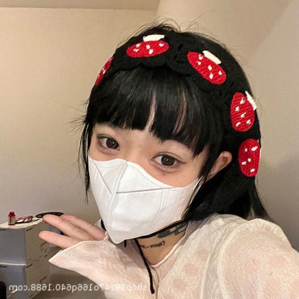 검은색 가로 줄무늬 버섯
