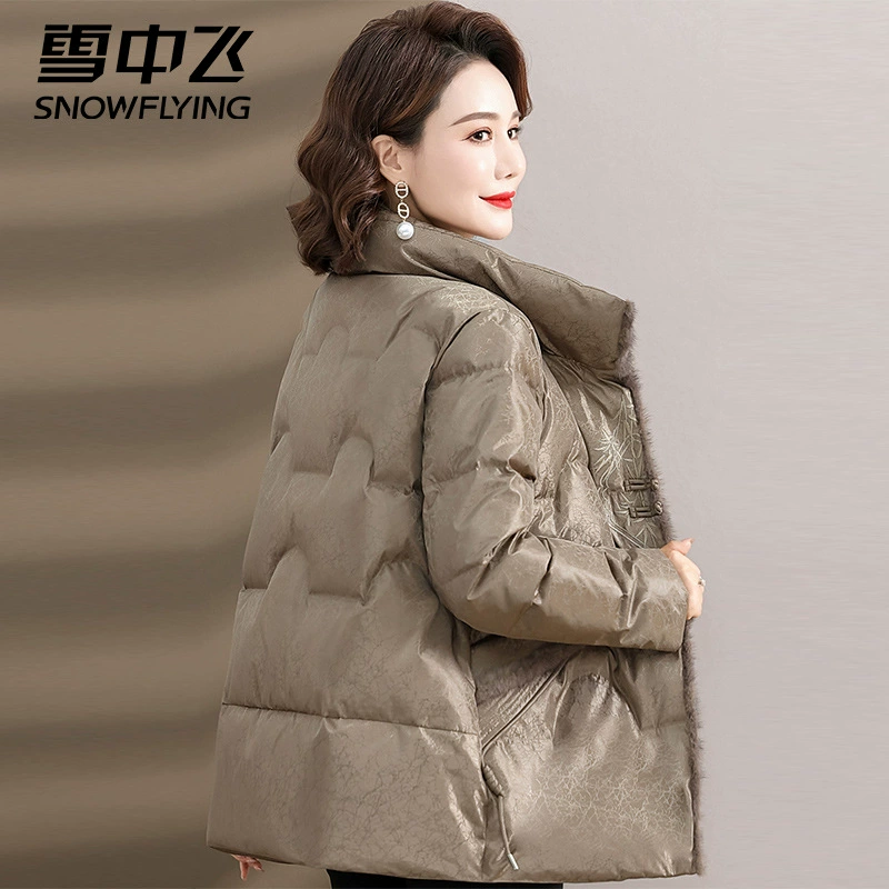 Пуховик Xuezhongfei для женщин среднего возраста, новинка осени-зимы 2025 года, утепленное зимнее пальто из белого утиного пуха для женщин среднего и старшего возраста.