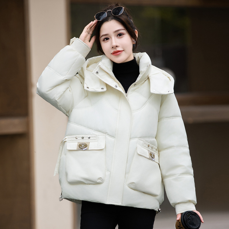 2024 nueva chaqueta de algodón de pluma de mujer popular este año, chaqueta de algodón de invierno pequeña chaqueta de algodón negro corto
