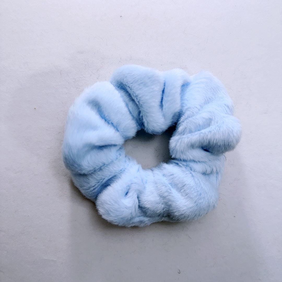 파란색 털실 머리끈