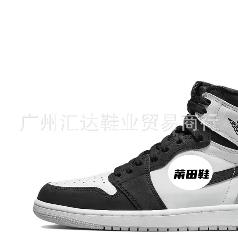 검정색과 회색 발가락