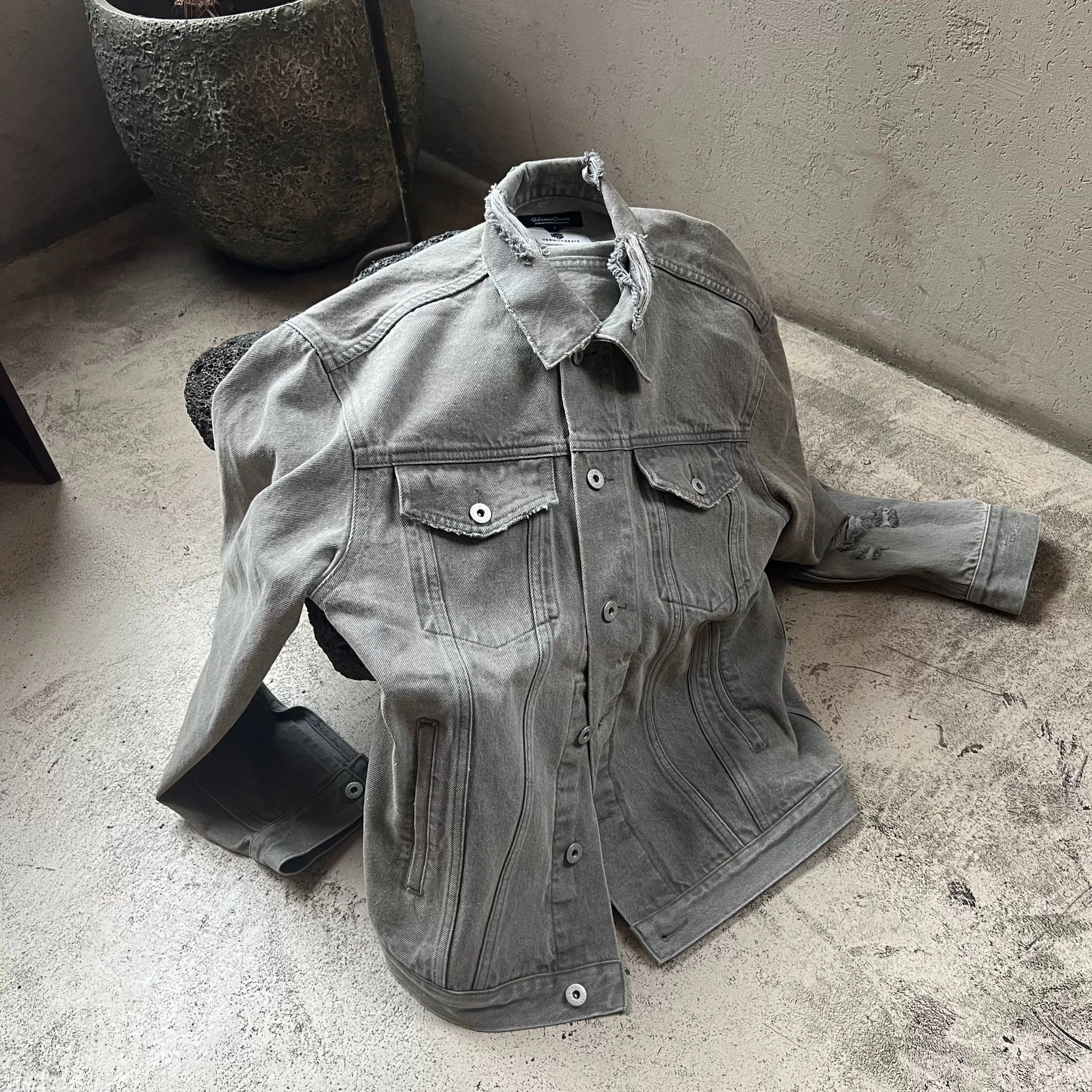 Yeni Amerikan vintage silüet tasarım anlayışına sahip yıpranmış yıkanmış denim, erkekler için kısa ceket_voghion.com