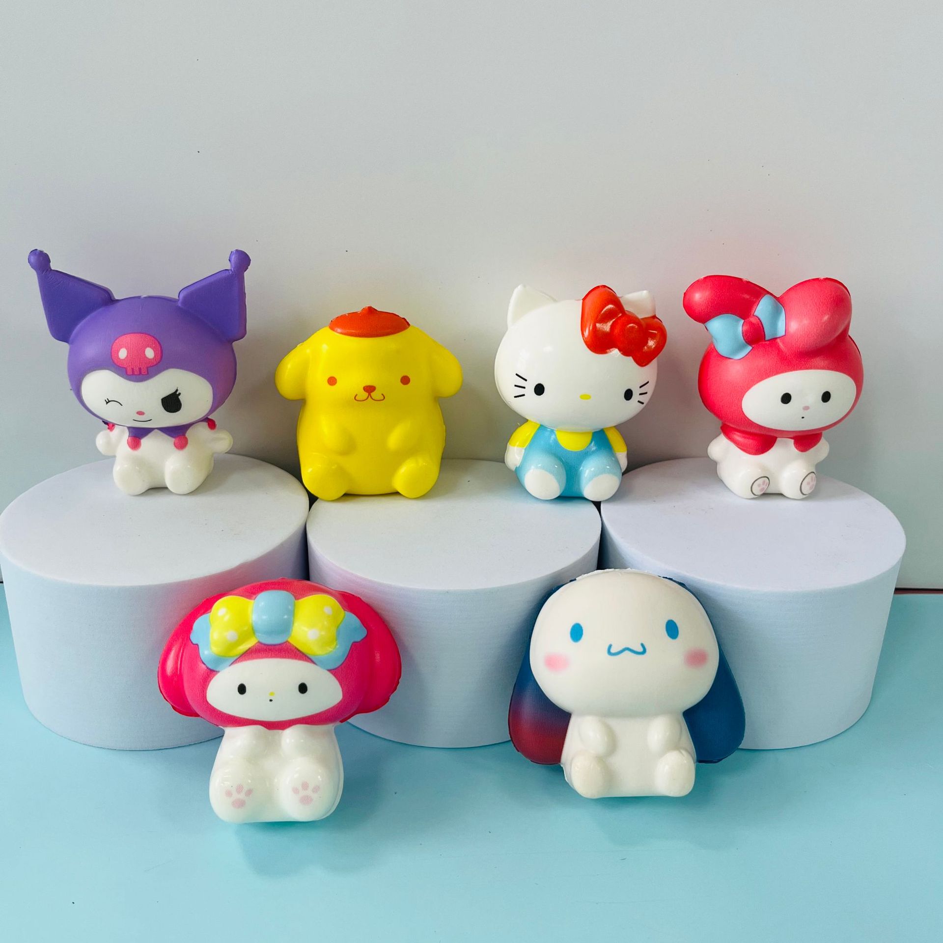 앉아있는 산리오(약 6~8cm)