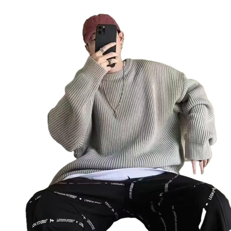 秋冬のファッションブランドの純色の中に丸首のセーターを掛けます。