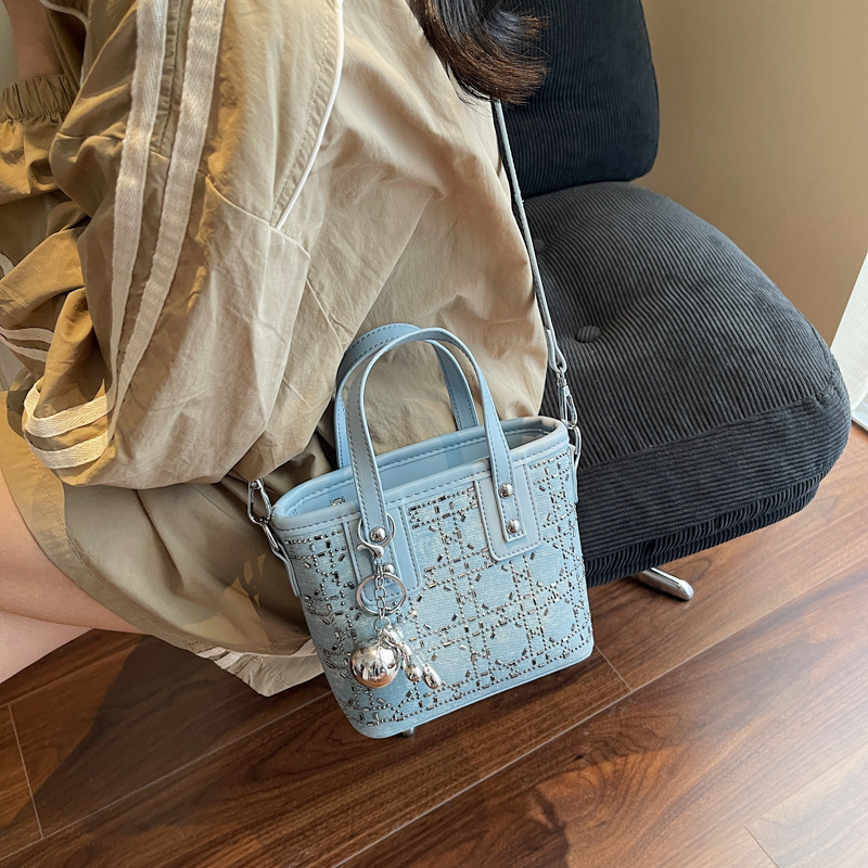 Bolso de cubo de mano popular de verano para mujer 2025 nuevo bolso de hombro de tendencia salvaje estilo occidental bolso de mensajero de viaje de moda