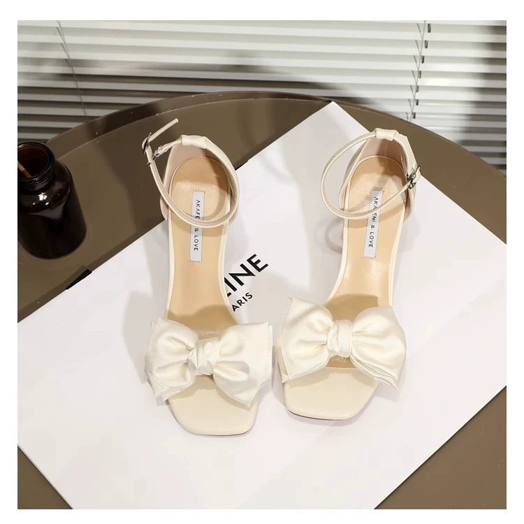 Женские летние босоножки 2025 года, новый стиль, элегантные, с бантом, на шпильке, белые, с однорядной пряжкой, летние туфли на высоком каблуке