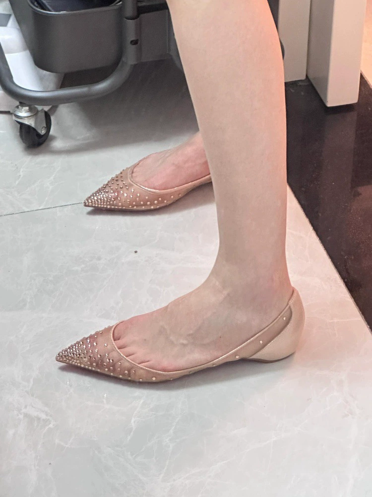 Версия из овчины ~ 2025, новые красивые сетчатые туфли со стразами во французском стиле для женщин, летние сандалии на плоской подошве с острым носком и внутренней подкладкой