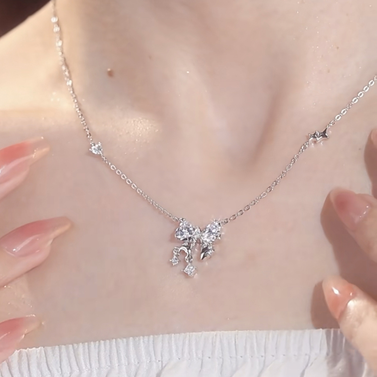 Pendant with bow with zircon
