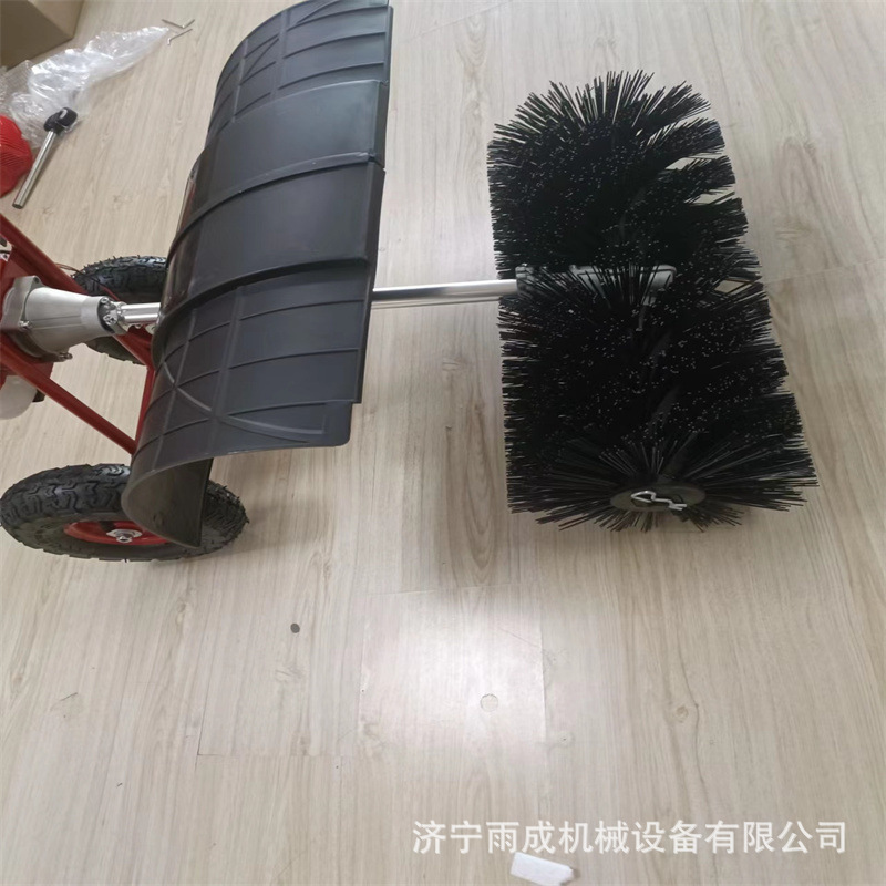 足球场草丝梳理充砂机 小型汽油刷草梳草头 人造草坪手推式梳草机