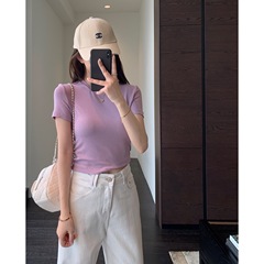 巨洋気の短いタイプ ~ スタイルがよくて、やせている上着の純色の半袖tシャツを着ています。