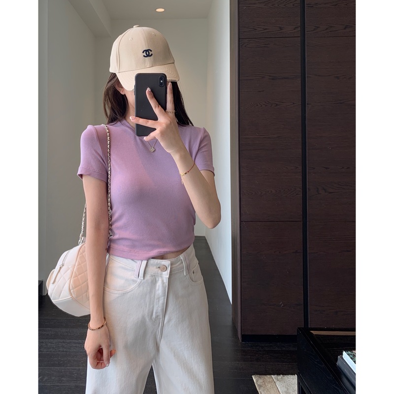 巨洋気の短いタイプ ~ スタイルがよくて、やせている上着の純色の半袖tシャツを着ています。|undefined