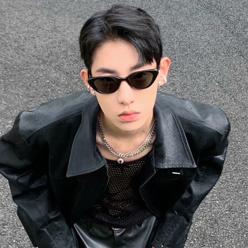 Retro triangular cat-eye small face sunglasses for women, high-end ins black small frame sunscreen style photo sunglasses