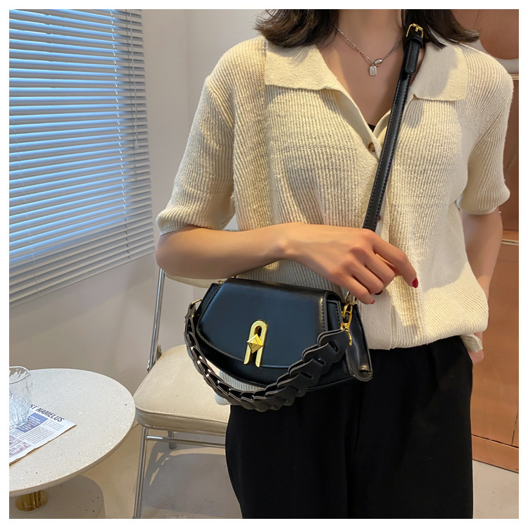 Medium Pu Leather Square Bag Fan -shaped Fashion Handbag display picture 3