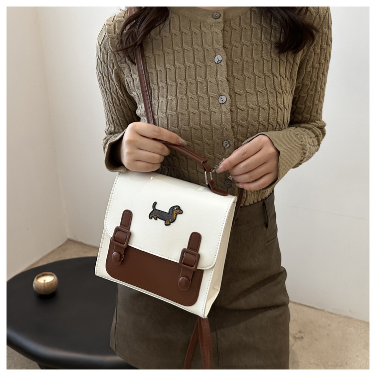 This is a new retro commuting backpack for the autumn of 2024, featuring a casual color contrast and a niche design. It is a small square single-shoulder hand-carry bag undefined