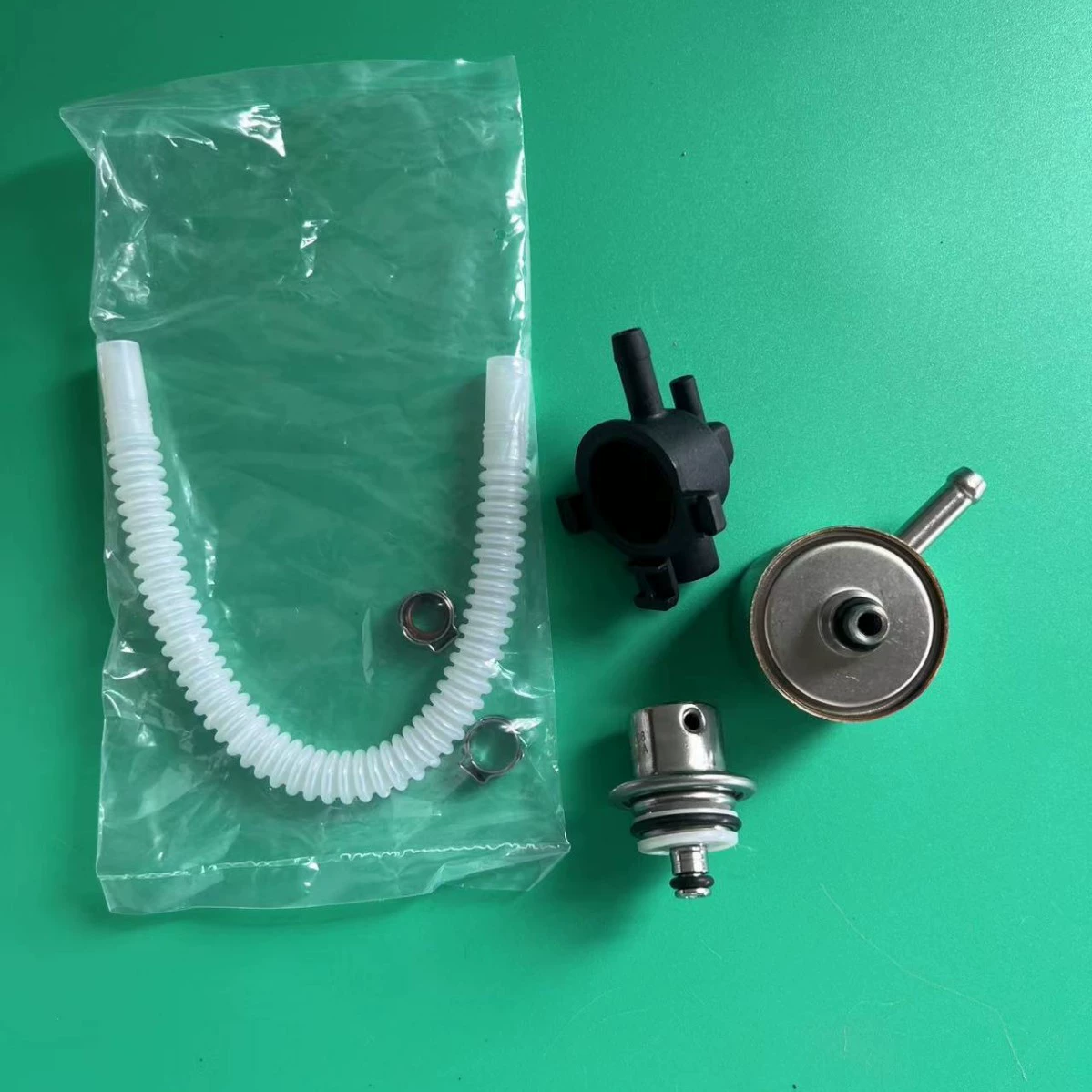 Производители поставляют регулятор давления топлива 27408-01 61001-01 62373-01.