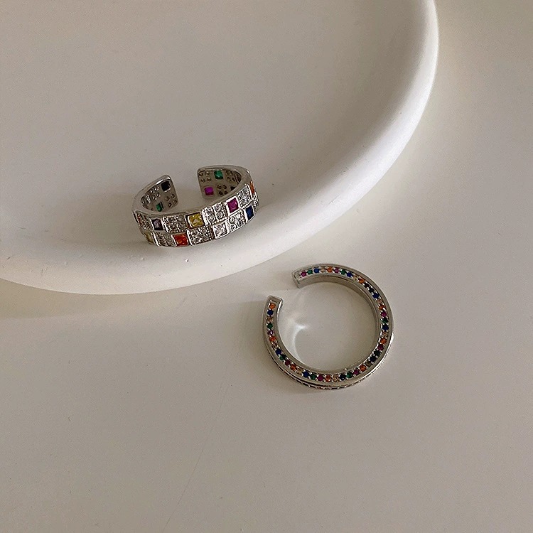 Bague élégante et légère en zircon coloré à damier pour femme, ornée d'un motif à facettes._voghion.com