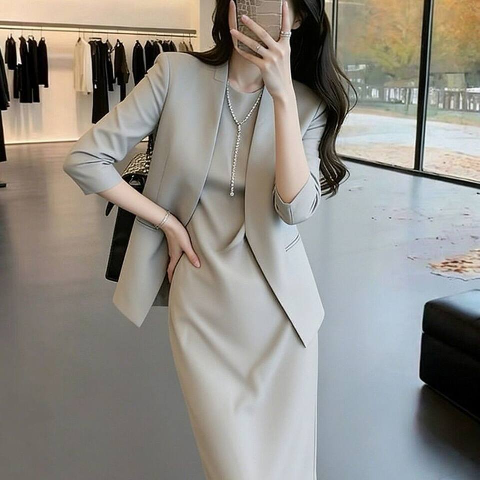 Bộ vest nữ cao cấp gồm áo vest và đầm liền thân hai mảnh, tay lửng, cổ vest, váy midi dáng đứng — Màu xám nhạt chi tiết 1