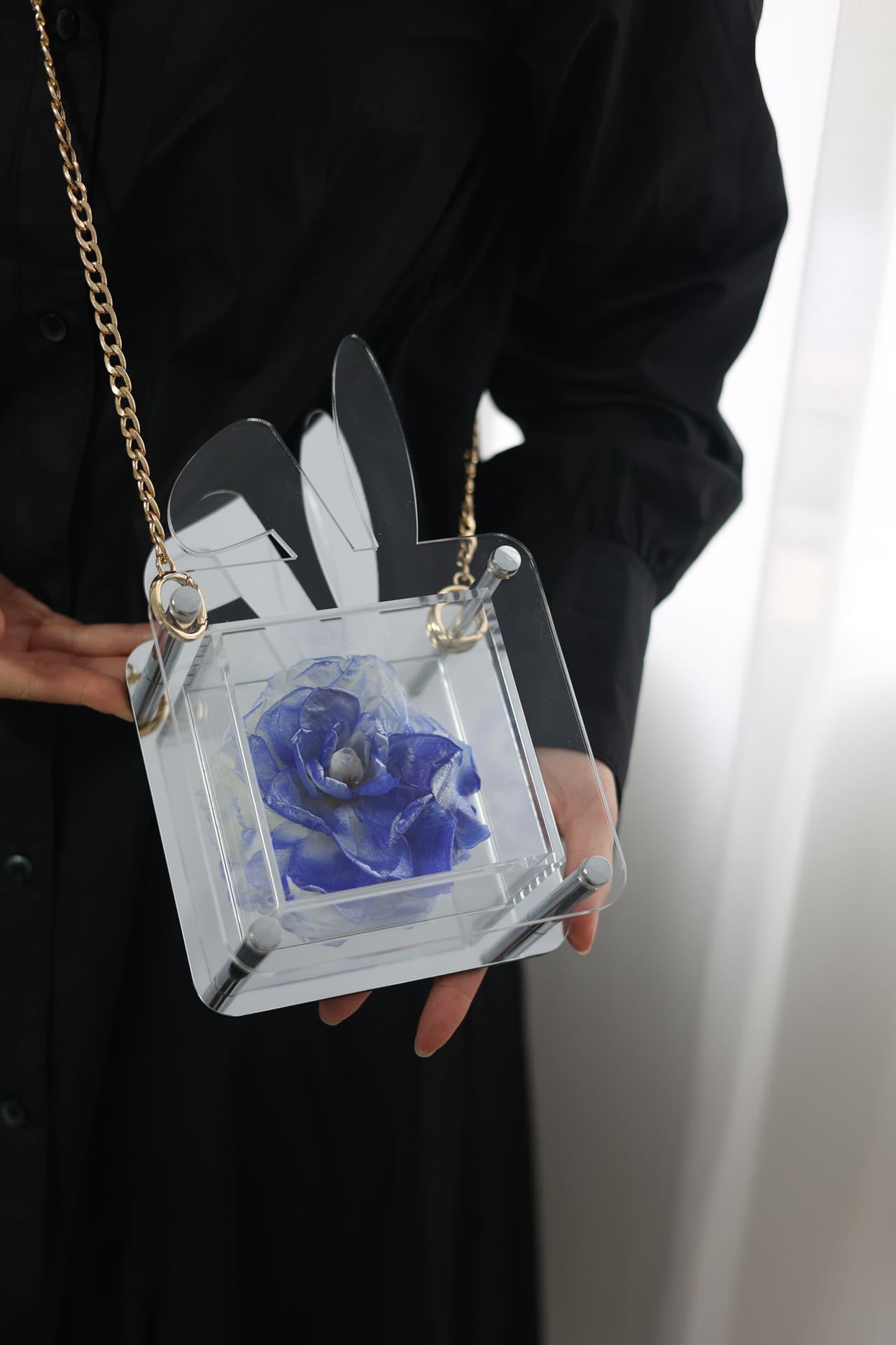 진주 빛 푸른 모란