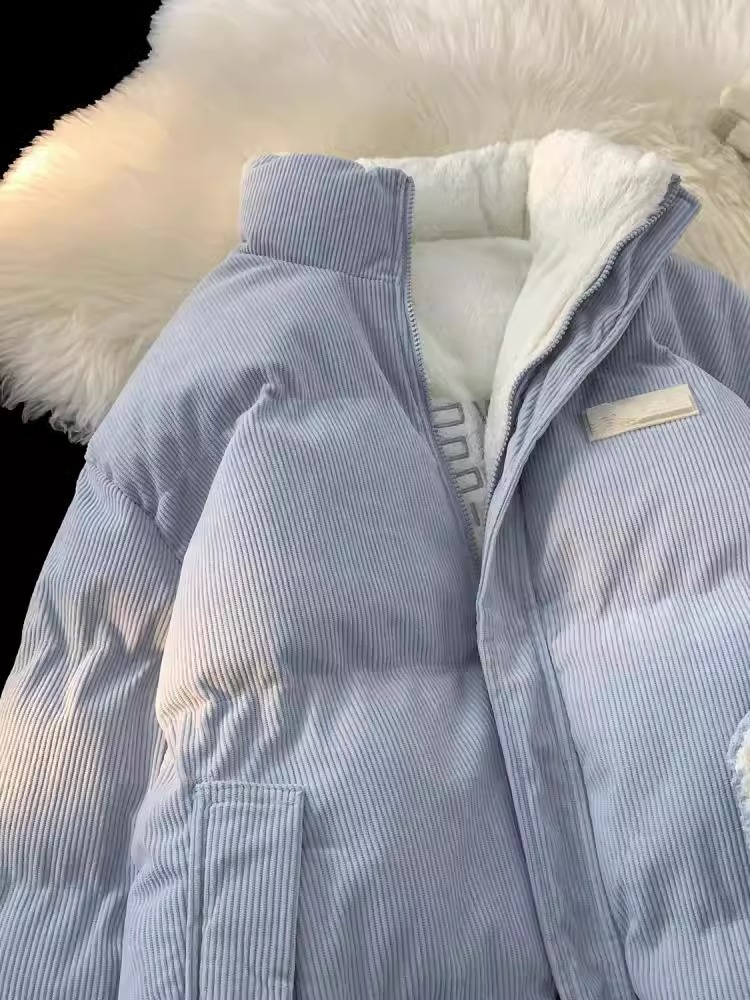 両面にはラベル付きのスタンドカラーの綿入れを着ています。