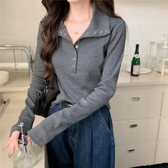 秋冬韓国版デザイン感ギャル修身長袖tシャツ女性の中にニット上着を着ています。