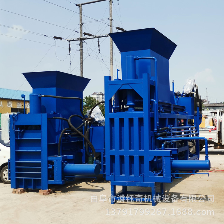 草粉饲料打包装袋机 锯末谷壳打包套袋机 干草秸秆打包压块机