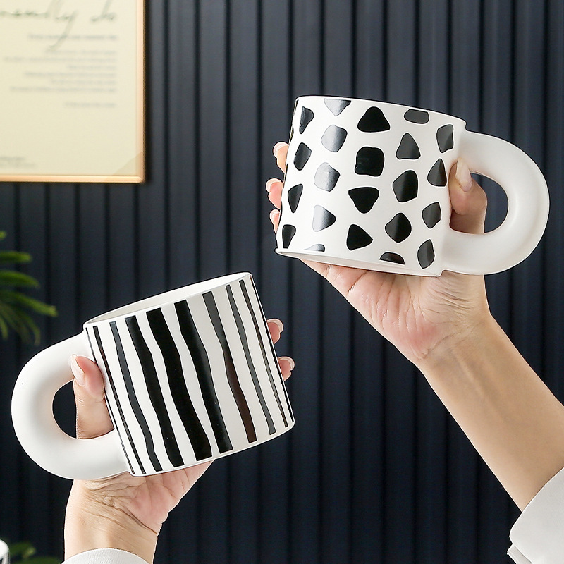 モダンシンプルな白黒コーヒーカップファッションストライプの個性的なファッションのマグカップは太くて太っているコップの陶磁器のコップの女性です。|undefined