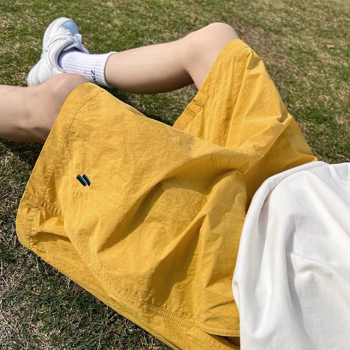 Camisas menos ropa verano nuevos pantalones cortos estadounidenses marca de moda para hombres estilo delgado sentido del diseño nicho holgado pantalones deportivos de gran tamaño